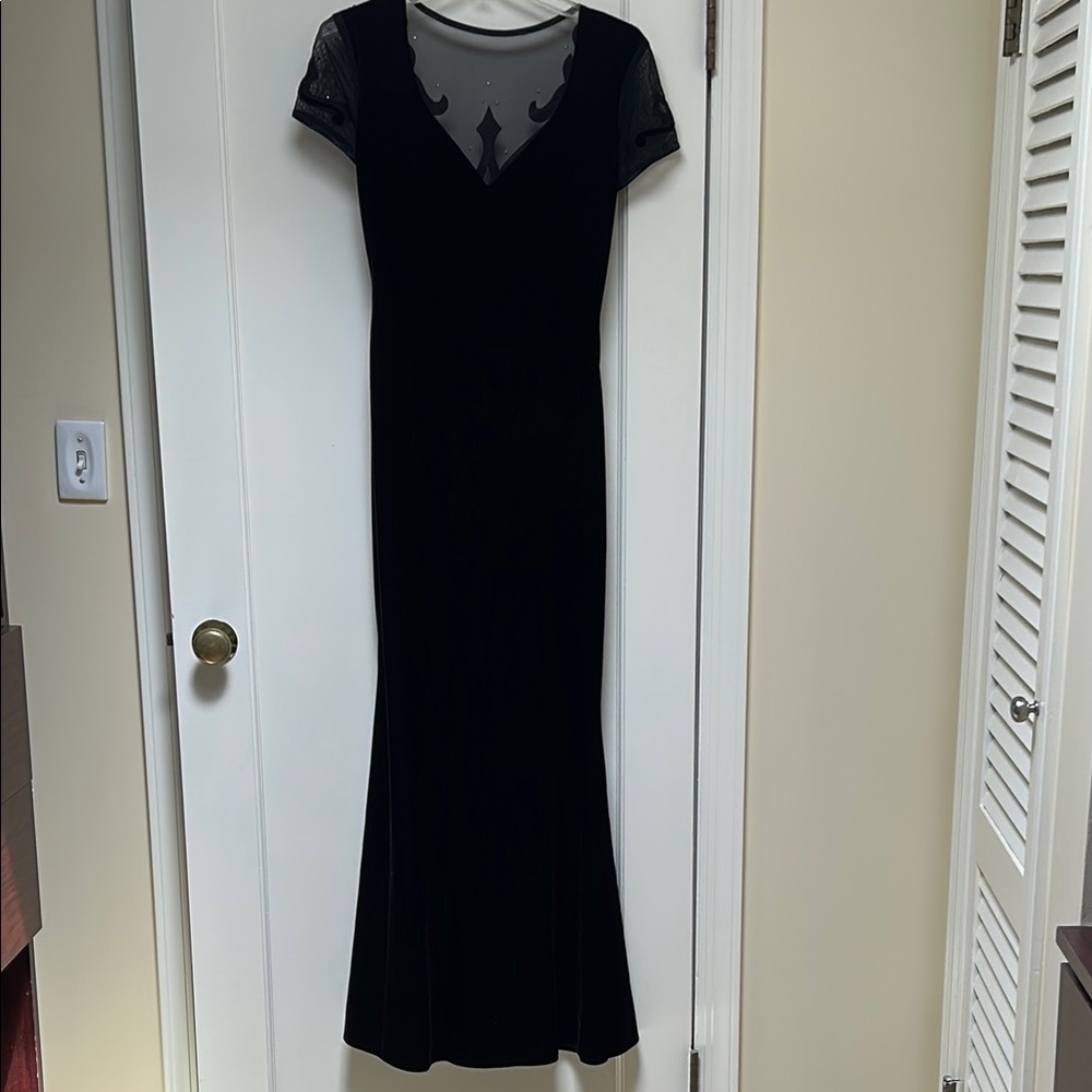 Cache elegant long black velvet evening dress with short sleeves